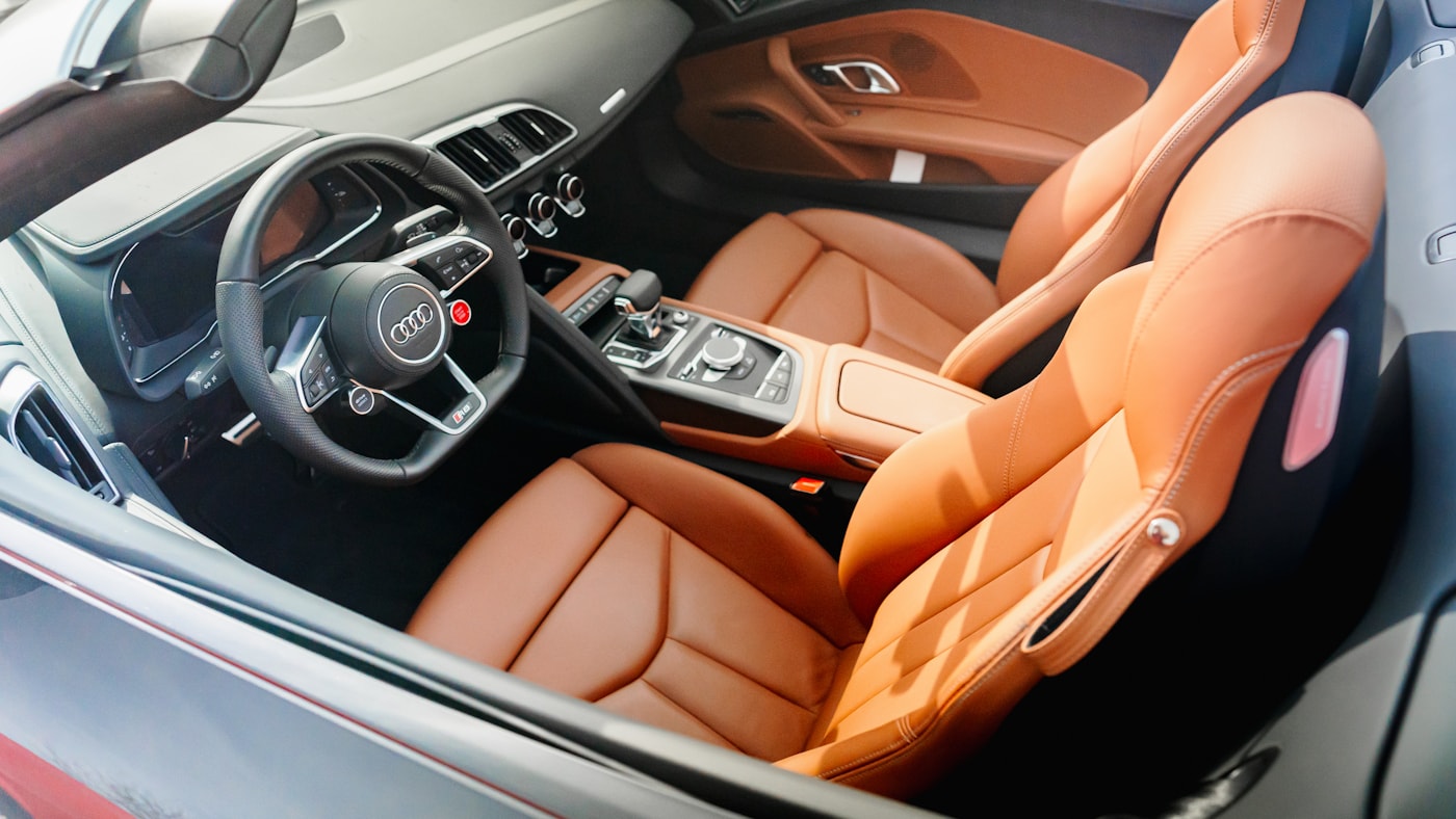 Cognac leather sport seats, conditioned